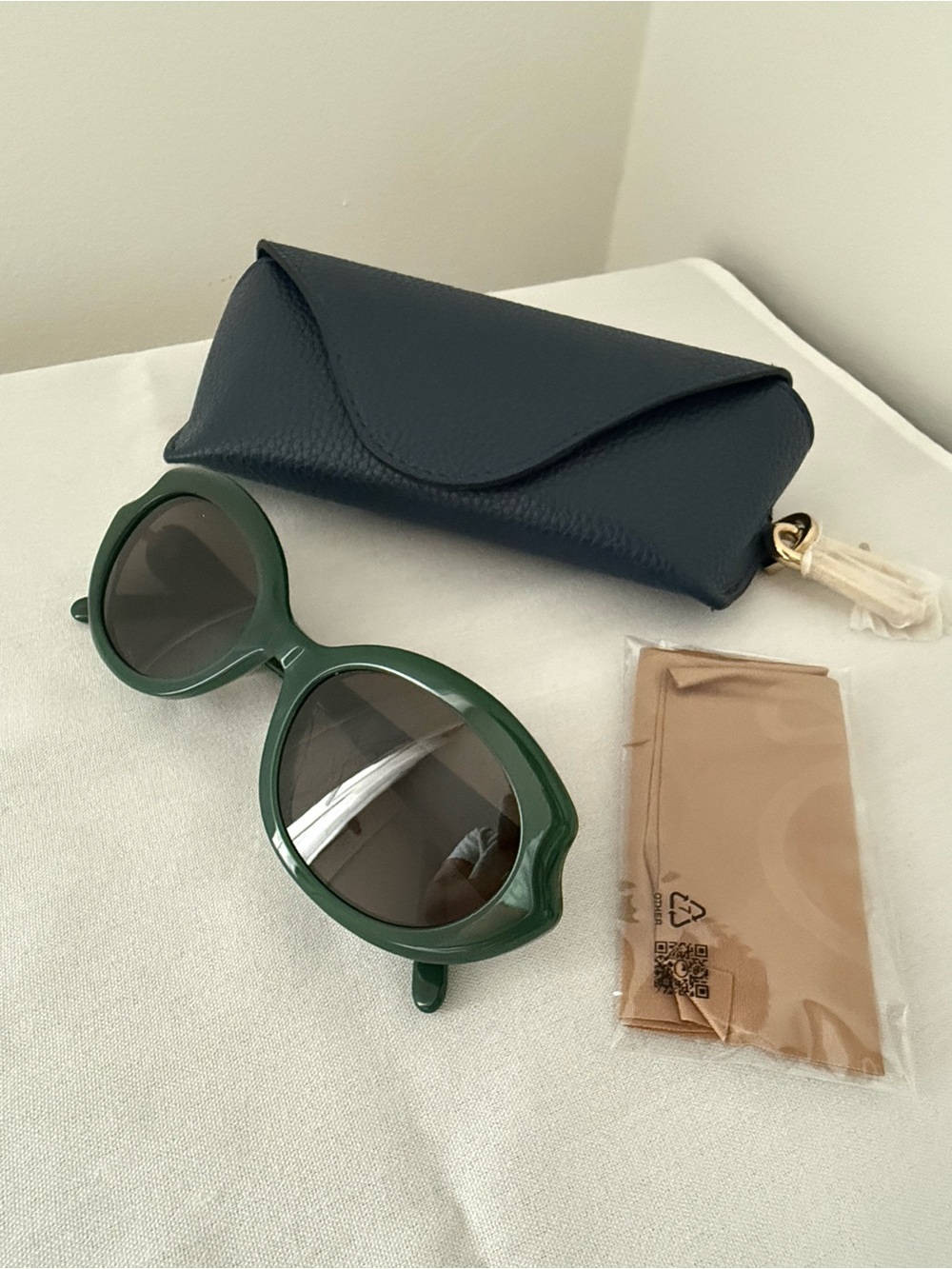 LOEWE Slim Oval Sunglasses Dark Green Acetate LW40147I Mint Case Included